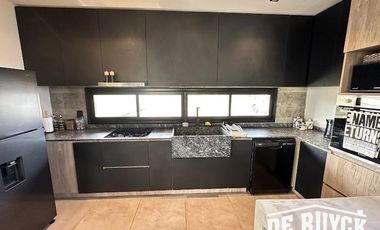 Casa 4 ambientes, moderna y amueblada en Area 60
