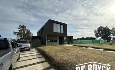 Casa 4 ambientes, moderna y amueblada en Area 60