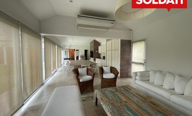 Casa en ALQUILER con muebles  en C.C. Armenia - vista al golf