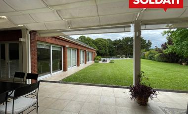 Casa en ALQUILER con muebles  en C.C. Armenia - vista al golf