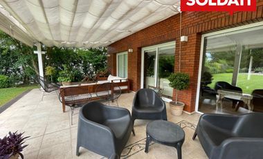 Casa en ALQUILER con muebles  en C.C. Armenia - vista al golf