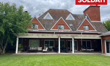 Casa en ALQUILER con muebles  en C.C. Armenia - vista al golf