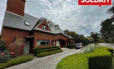 Casa en ALQUILER con muebles  en C.C. Armenia - vista al golf