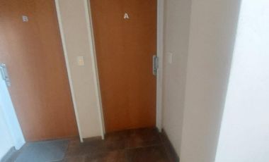 Departamento dos ambientes al frente Morón