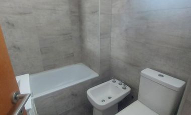 Departamento dos ambientes al frente Morón