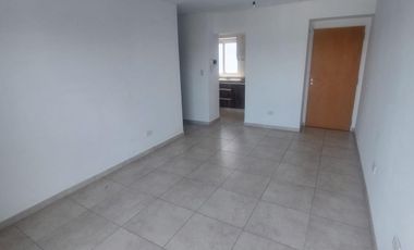 Departamento dos ambientes al frente Morón