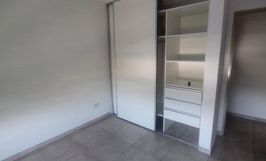 Departamento dos ambientes al frente Morón