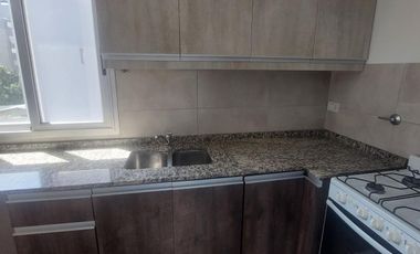 Departamento dos ambientes al frente Morón
