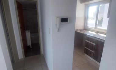 Departamento dos ambientes al frente Morón