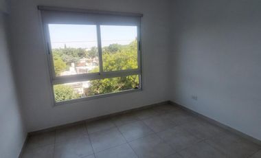 Departamento dos ambientes al frente Morón