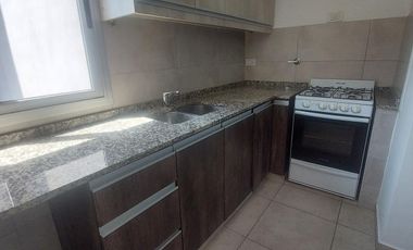 Departamento dos ambientes al frente Morón