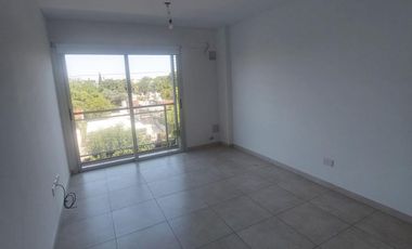 Departamento dos ambientes al frente Morón