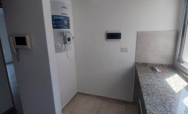 Departamento dos ambientes al frente Morón
