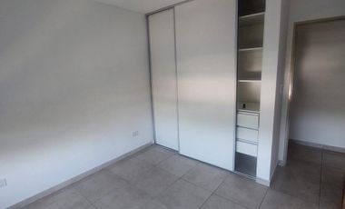 Departamento dos ambientes al frente Morón