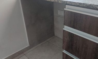 Departamento dos ambientes al frente Morón