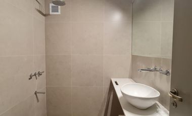 ALQUILER. 2 ambientes.. Piso alto. Recoleta