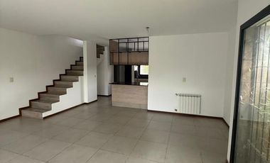 Casa en Housing Los Molinos, tres dormitorios