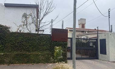Casa en Housing Los Molinos, tres dormitorios