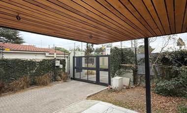 Casa en Housing Los Molinos, tres dormitorios