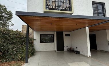 Casa en Housing Los Molinos, tres dormitorios