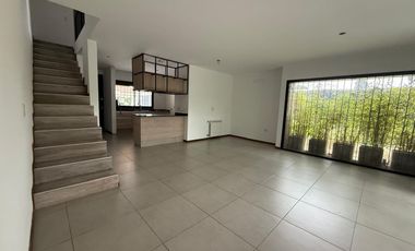Casa en Housing Los Molinos, tres dormitorios