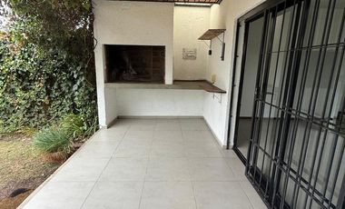 Casa en Housing Los Molinos, tres dormitorios
