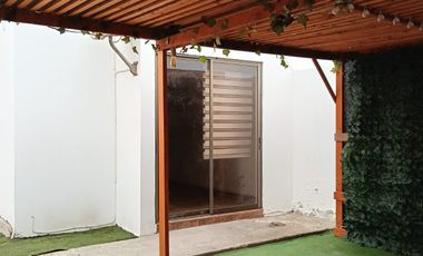 CASA SOLIDA MUY ESPACIOSA DOS PISOS