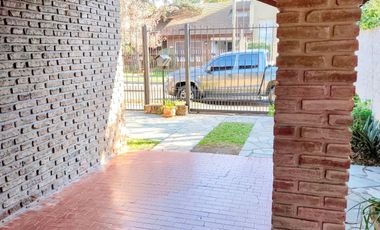 Casa jardín alquiler  Hurlingham 3 ambientes
