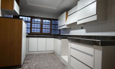 Casa en alquiler c/ cochera en General Guitérrez