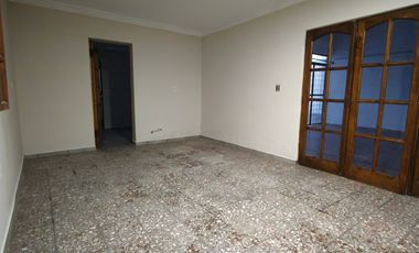 Casa en alquiler c/ cochera en General Guitérrez
