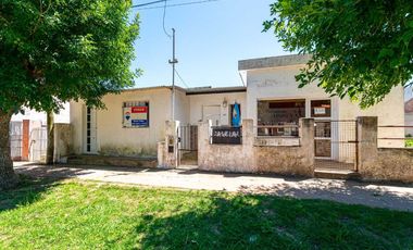 CASA EN VENTA ALVAREZ CON DOS LOCALES