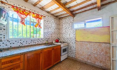 CASA EN VENTA ALVAREZ CON DOS LOCALES