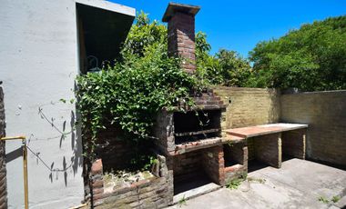 CASA 4 AMBIENTES CON PARQUE GARAGE SANTA CLARA