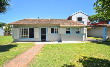 CASA 4 AMBIENTES CON PARQUE GARAGE SANTA CLARA