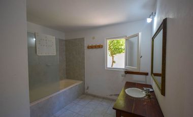 CASA 4 AMBIENTES CON PARQUE GARAGE SANTA CLARA