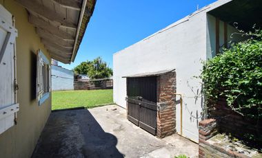 CASA 4 AMBIENTES CON PARQUE GARAGE SANTA CLARA