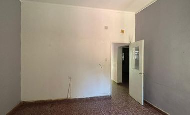 Casa en venta en B° Sargento Cabral a refaccionar