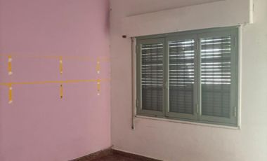 Casa en venta en B° Sargento Cabral a refaccionar