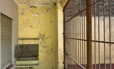Casa en venta en B° Sargento Cabral a refaccionar