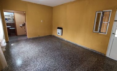 Venta casa 2 habitaciones con quincho y jardín