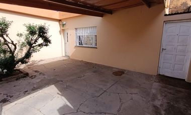 Venta casa 2 habitaciones con quincho y jardín