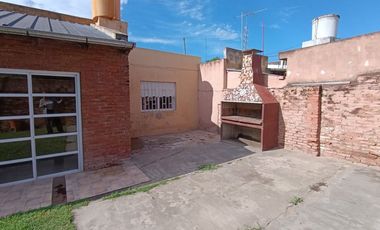 Venta casa 2 habitaciones con quincho y jardín