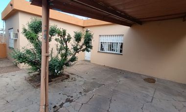 Venta casa 2 habitaciones con quincho y jardín