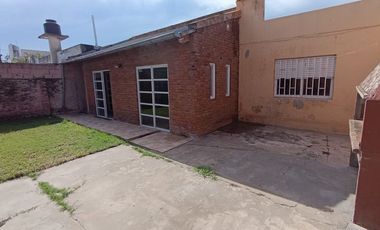 Venta casa 2 habitaciones con quincho y jardín