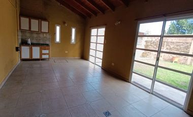 Venta casa 2 habitaciones con quincho y jardín