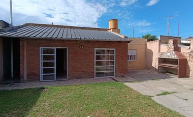 Venta casa 2 habitaciones con quincho y jardín