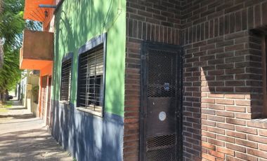 CASA MAS CONSULTORIOS EN FLORENCIO VARELA. PERMUTA