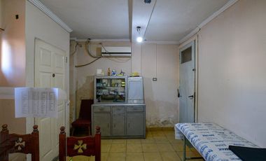 CASA MAS CONSULTORIOS EN FLORENCIO VARELA. PERMUTA
