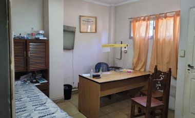 CASA MAS CONSULTORIOS EN FLORENCIO VARELA. PERMUTA