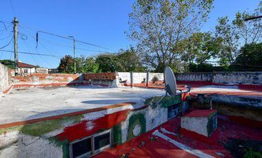 CASA MAS CONSULTORIOS EN FLORENCIO VARELA. PERMUTA